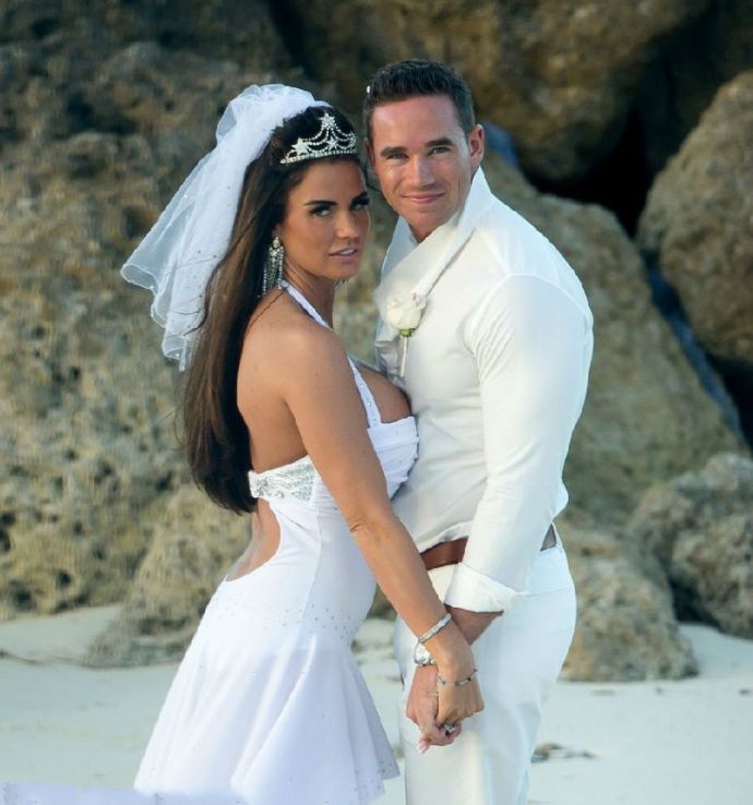 Самым интересным на свадьбе Кэти Прайс было бросание букета