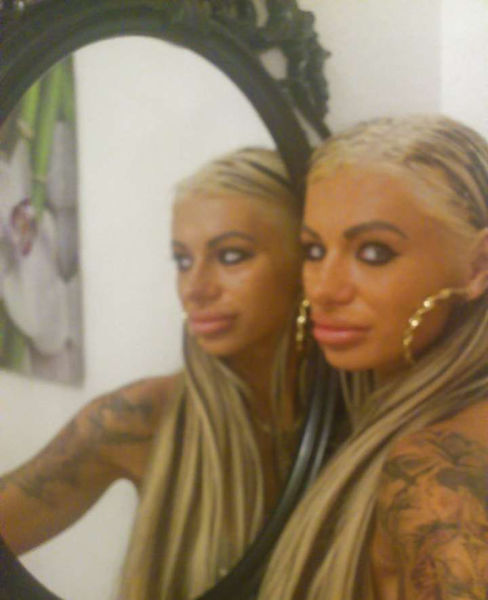 Гламурная блондинка из социальной сети Гламурная блондинка из социальной сети