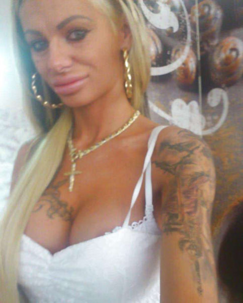 Гламурная блондинка из социальной сети Гламурная блондинка из социальной сети