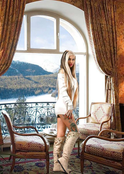 Гламурная блондинка из социальной сети Гламурная блондинка из социальной сети