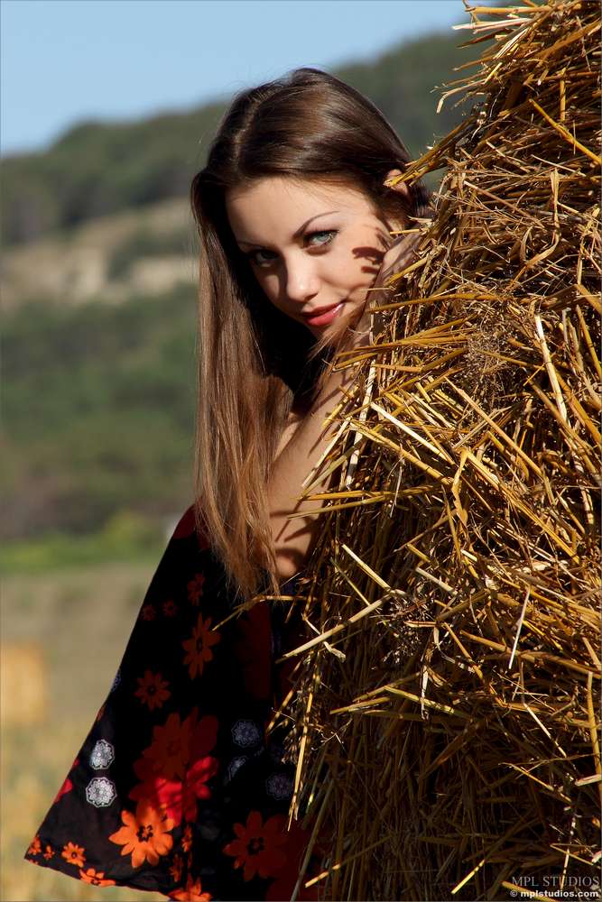 Marta поехала к подруге, где занималась сексом на сеновале с ее знакомыми