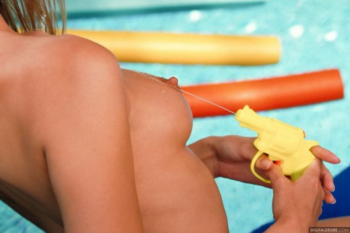 Развратная девчонка на речке