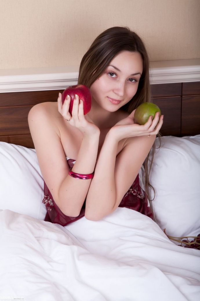 Lisa долго может ласкать член парня, от этого влагалище становится влажным