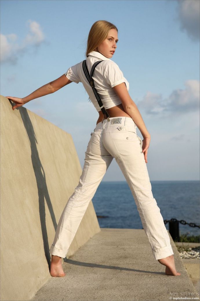 Темные возбужденные соски блондинки Zoe так и просят мужских ласк