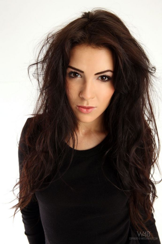 Жгучая красотка Gracy Talylor может приподнять юбку на улице и оголить гладкий лобок