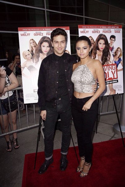 29 июля: Селена Гомес и Нат Вольф на премьере фильма