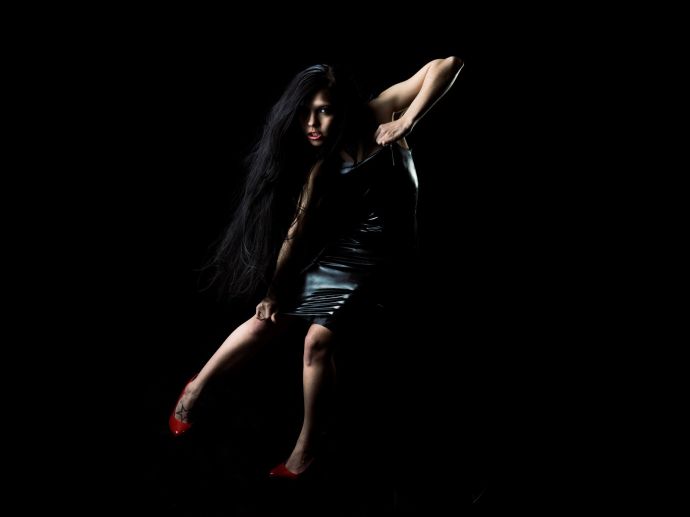 брюнетка, кожа, платье, чёрный, фон
