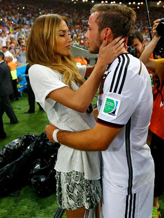 Известный футболист немецкой сборной Марио Гётце Известный футболист немецкой сборной Марио Гётце