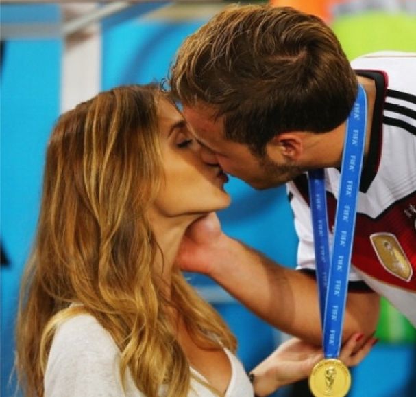 Известный футболист немецкой сборной Марио Гётце Известный футболист немецкой сборной Марио Гётце