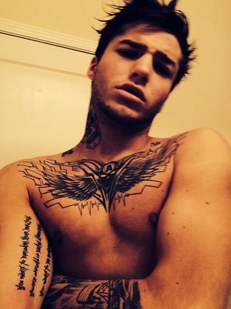 Рома Желудь продолжает демонстрировать торс!