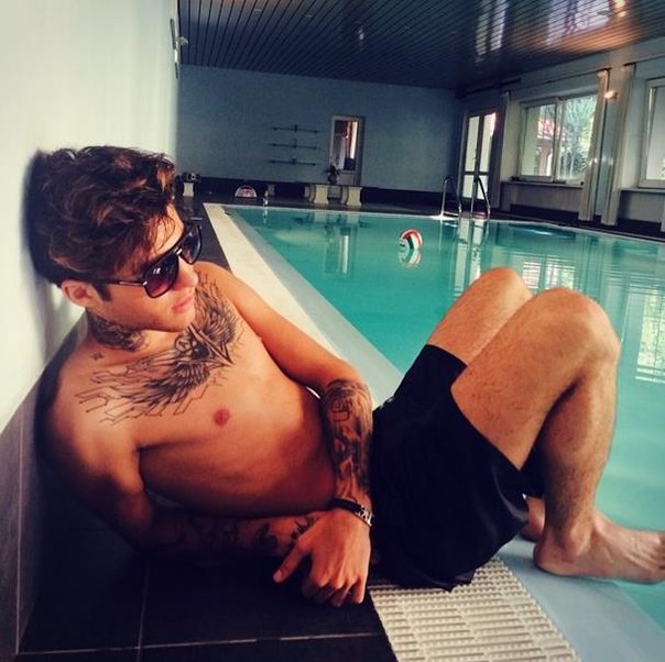 Рома Желудь продолжает демонстрировать торс!