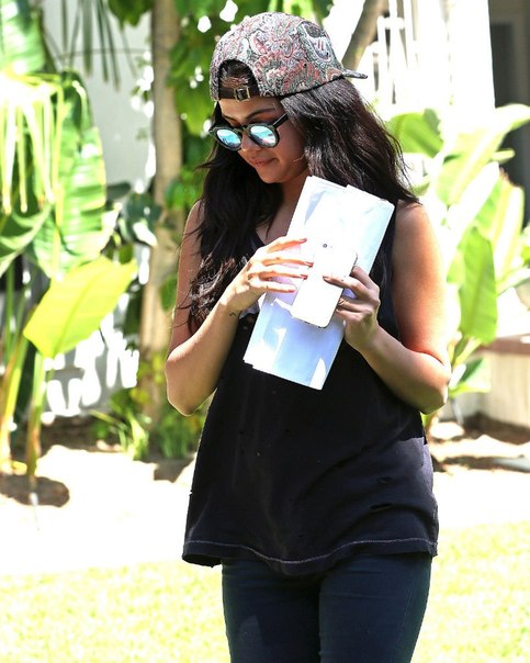 Селена Гомес выходит из дома, где у нее проходили занятия