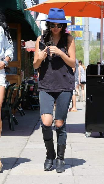 Селена Гомес выходит из дома, где у нее проходили занятия