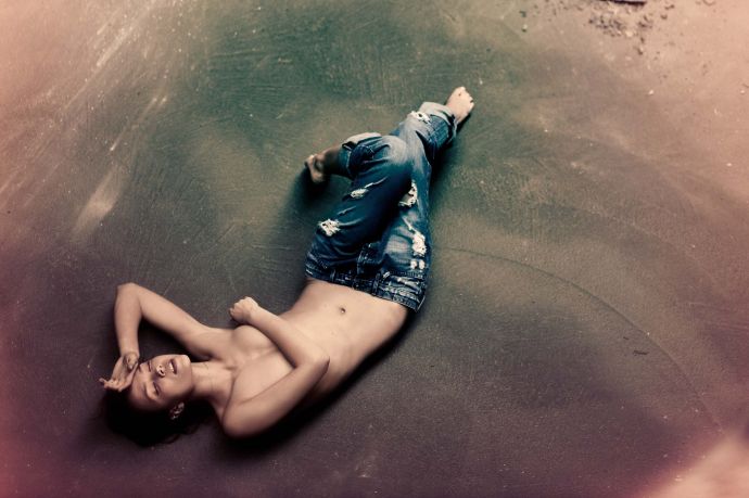 девушка, джинсы, минимализм