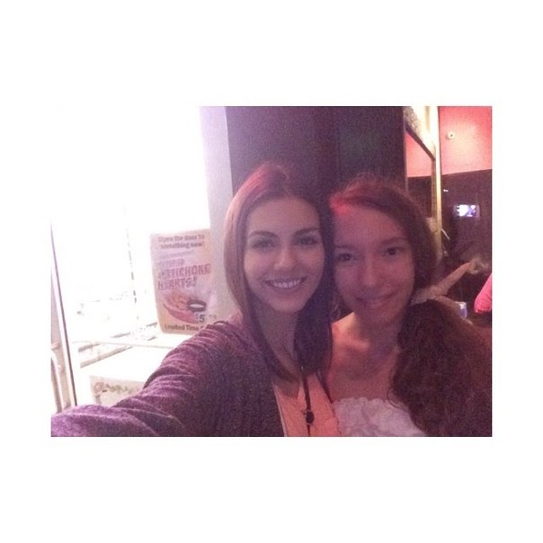 Виктория Джастис с фанатами в Нью-Йорке, 24 июля.