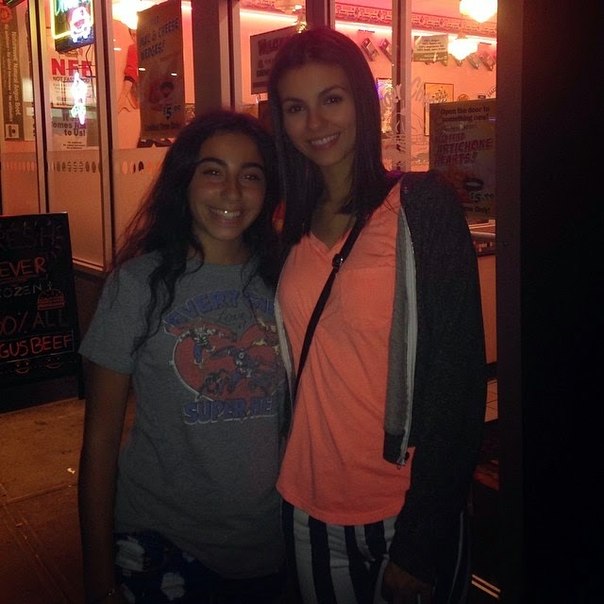 Виктория Джастис с фанатами в Нью-Йорке, 24 июля.