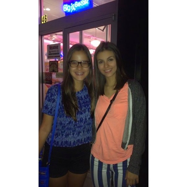 Виктория Джастис с фанатами в Нью-Йорке, 24 июля.