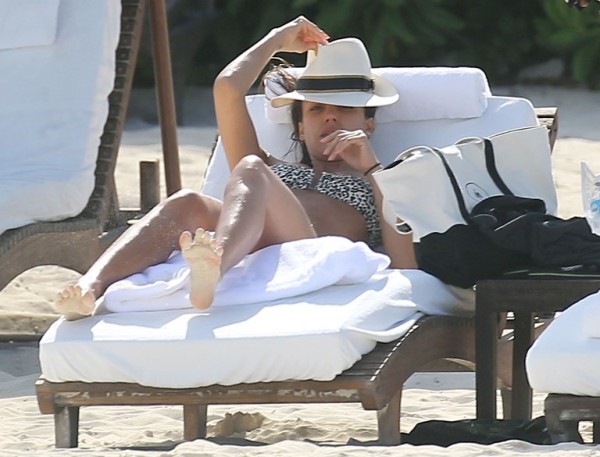 Джессика Альба с мужем на прошлой неделе во время отдыха