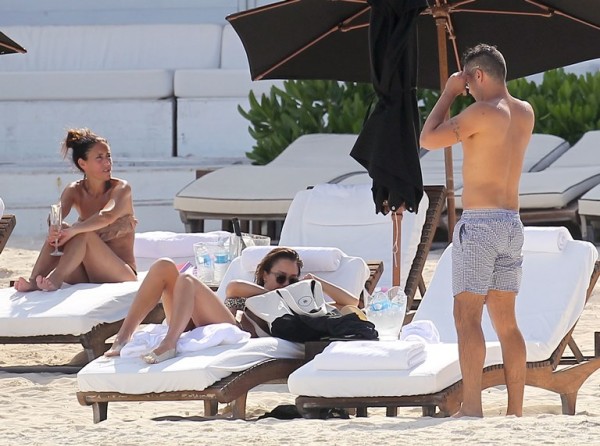 Джессика Альба с мужем на прошлой неделе во время отдыха