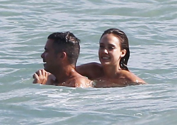 Джессика Альба с мужем на прошлой неделе во время отдыха