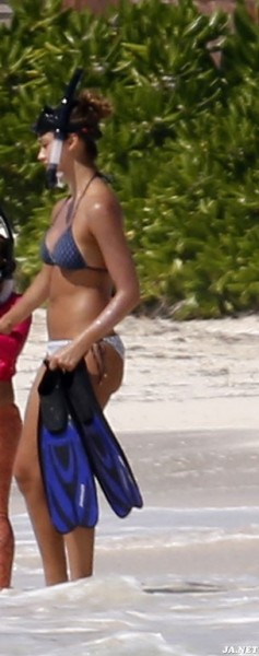 Джессика Альба с мужем на прошлой неделе во время отдыха