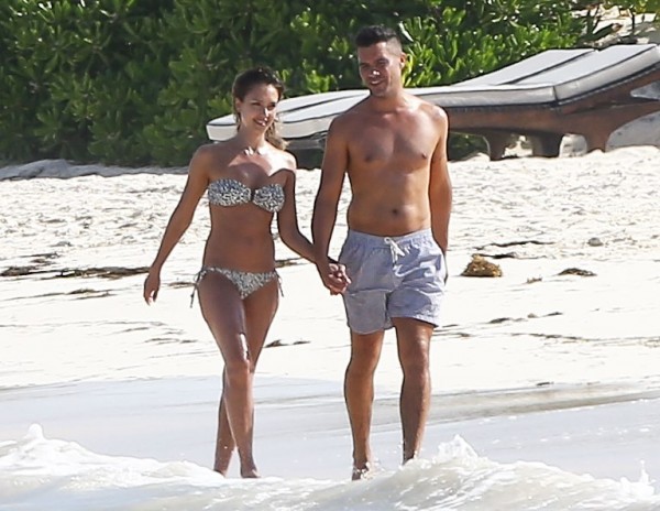 Джессика Альба с мужем на прошлой неделе во время отдыха