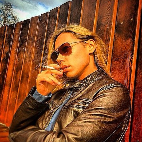 А Дмитрий Бикбаев покуривает!