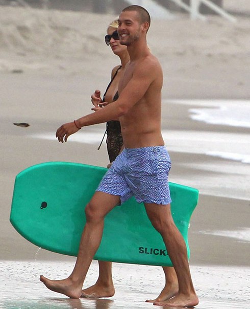 А это новый парень Пэрис Хилтон.