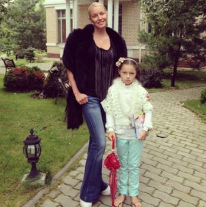 Анастасия Волочкова даже летом ходит в шубах.