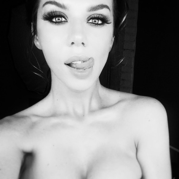 Анна Седокова продолжает удивлять своими эротическими фотографиями!