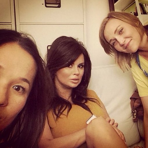 Анна Семенович померила парик.