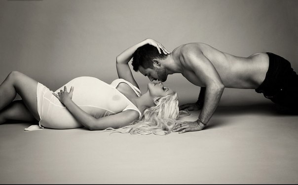 Беременная Кристина Агилера снялась голой для журнала!