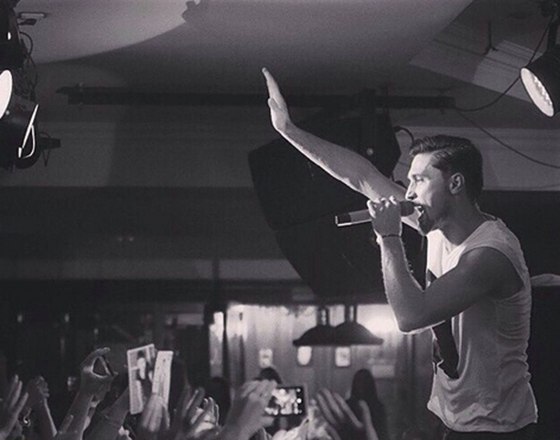 Дима Билан на одном из своих концертом махнул рукой.