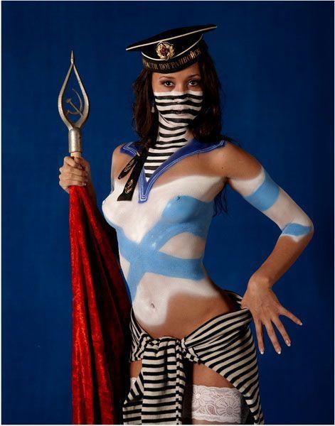 Толпа телок бегут за раздетым мужиком - Эроприколы