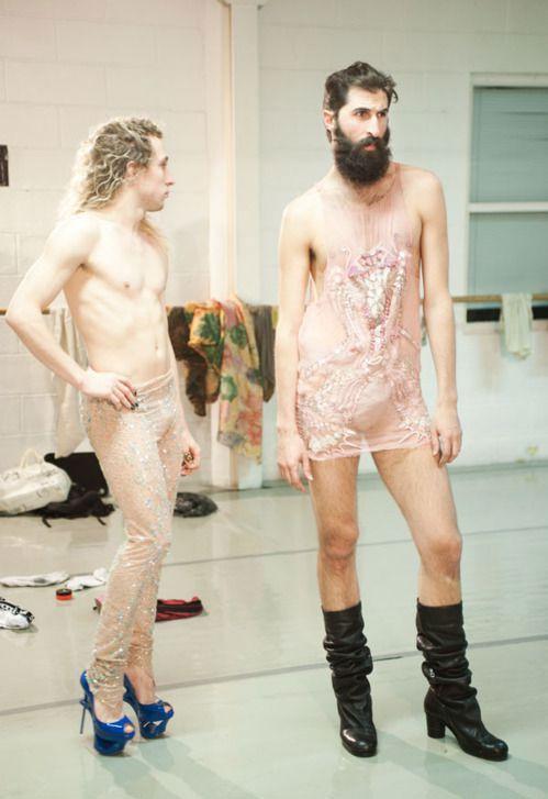 Толпа телок бегут за раздетым мужиком - Эроприколы