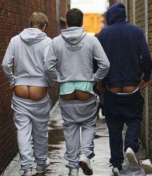 Толпа телок бегут за раздетым мужиком - Эроприколы