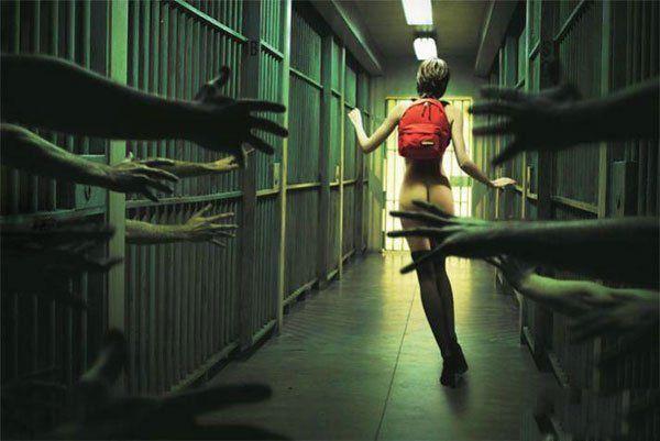 Толпа телок бегут за раздетым мужиком - Эроприколы