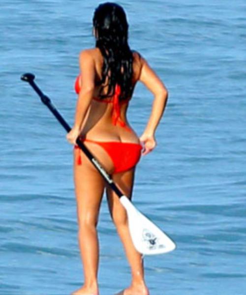 Ким Кардашьян немного поправилась и ее попка