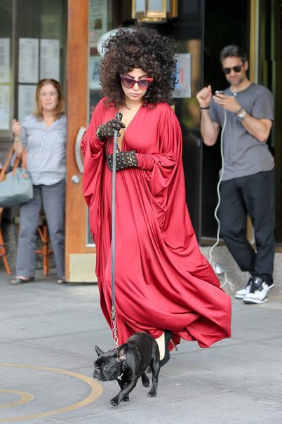 Леди Гага покидает свои апартаменты в Нью-Йорке