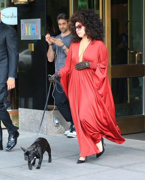 Леди Гага покидает свои апартаменты в Нью-Йорке