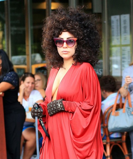 Леди Гага покидает свои апартаменты в Нью-Йорке