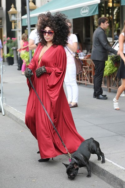 Леди Гага покидает свои апартаменты в Нью-Йорке