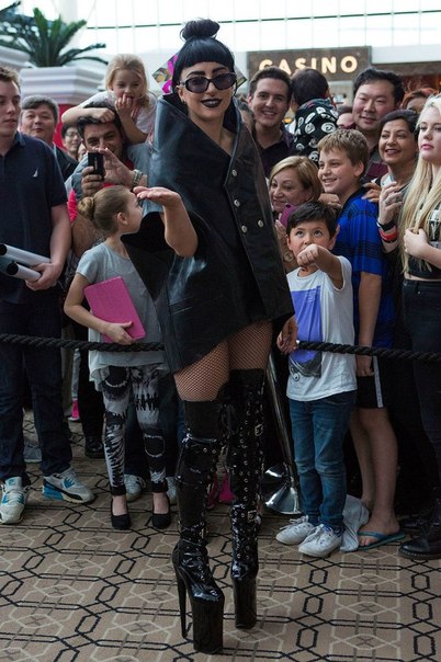 Леди Гага удивила поклонников в Австрии обувью