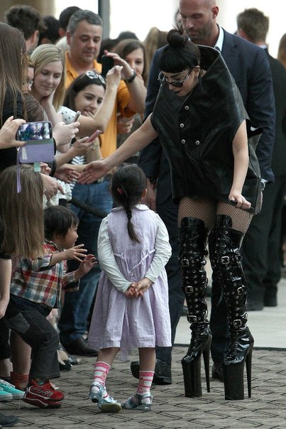 Леди Гага удивила поклонников в Австрии обувью