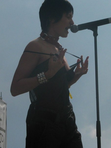 Мара показала голую грудь