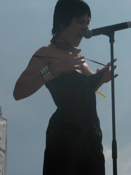 Мара показала голую грудь