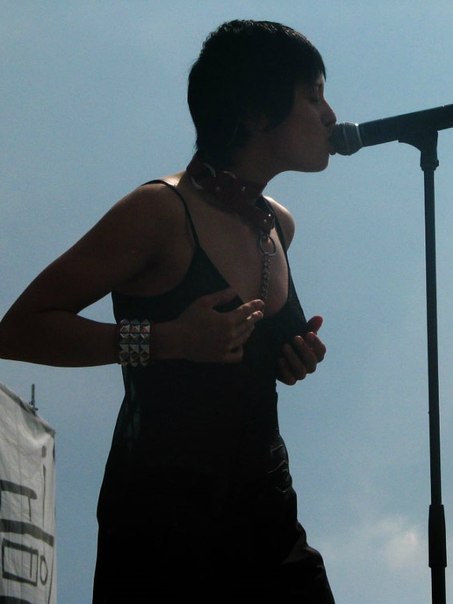 Мара показала голую грудь