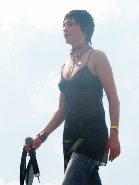 Мара показала голую грудь