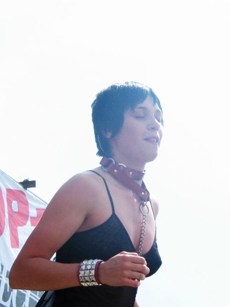 Мара показала голую грудь