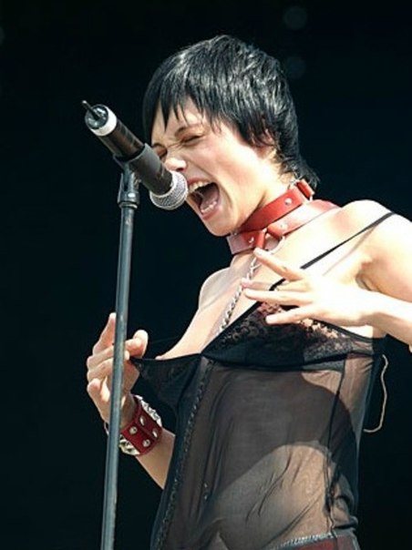 Мара показала голую грудь